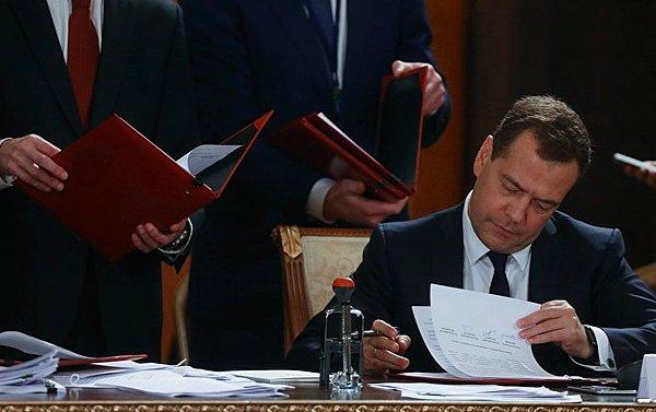 8. Medvedev, Türkiye'ye Ekonomik Tedbirlere İmza Attı