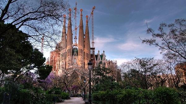 2. Gaudi'nin bu gezegenden olmayan hayal gücünün fantastik bir ürünü