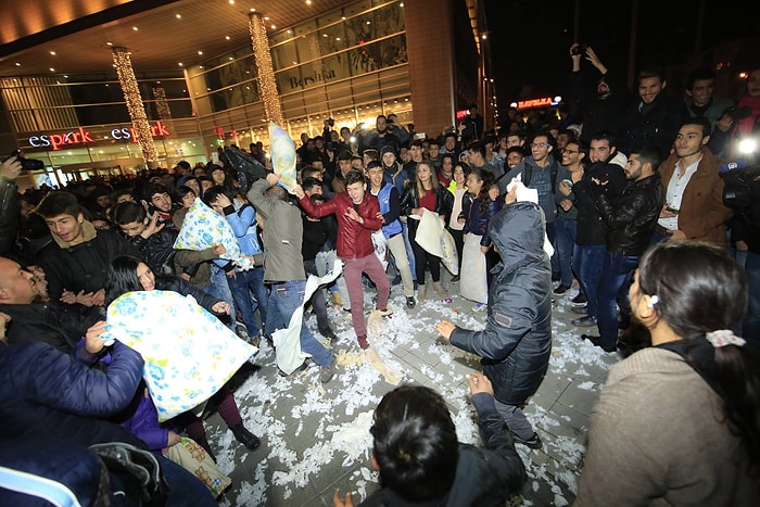 Eskişehir Sokaklarında 'Kamuya Açık' Yastık Savaşı