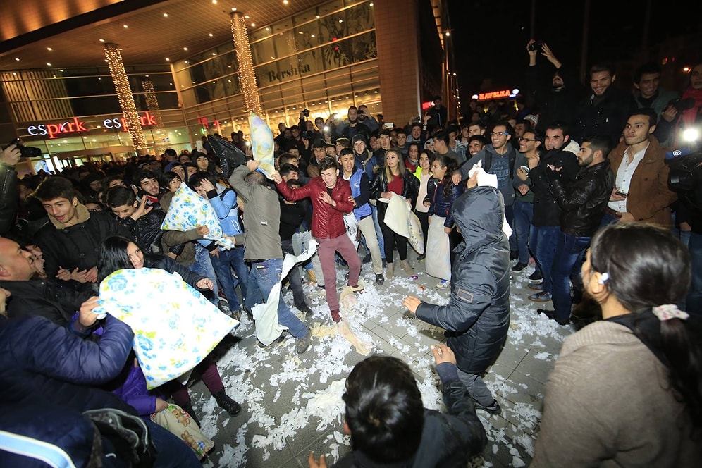 Eskişehir Sokaklarında 'Kamuya Açık' Yastık Savaşı