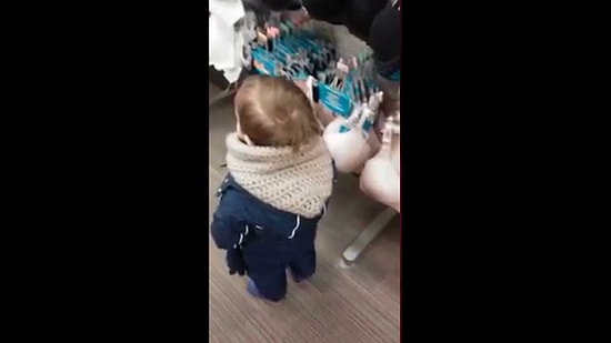 Малыш перепробовал все лифчики в магазине :)