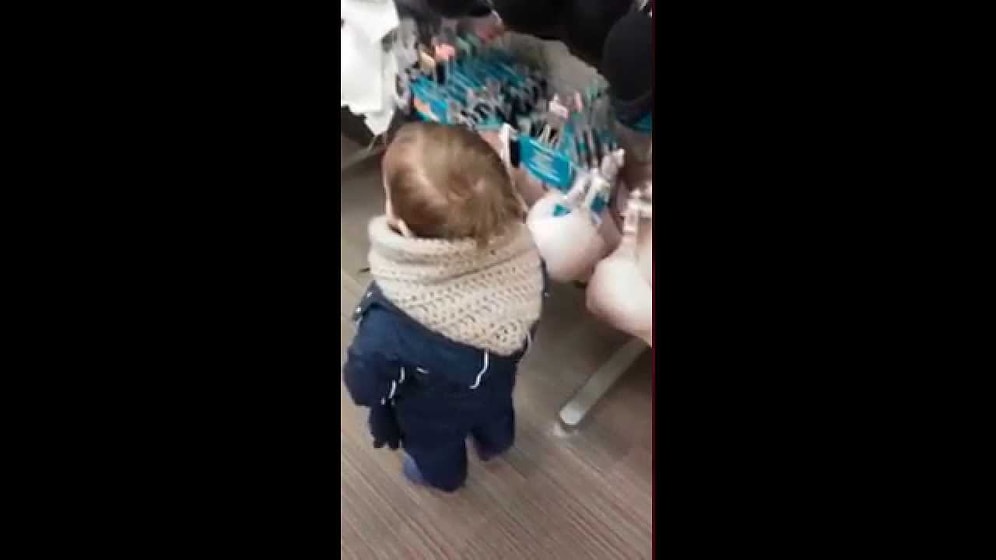 Малыш перепробовал все лифчики в магазине :)