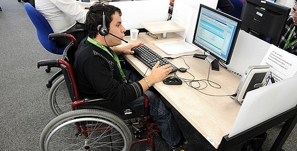 2. Безработица (в связи с ограниченными возможностями инвалиды не могут найти подходящую работу, поэтому терпят экономическое бедствие)