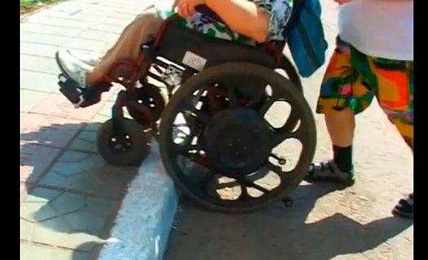 Таким образом, 10% населения России – инвалиды и люди с ограниченными возможностями! Давайте подумаем о таких важных вопросах, как: 1. Архитектурные проблемы (доступность, отсутствие надлежащих тротуаров, лестниц, пандусов и т.д.)