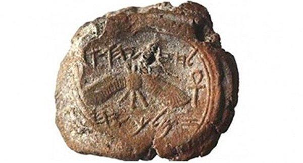 Genişliği bir, kalınlığı da 0,3 santimetre olan mührün, arkeolojik bir kazıda keşfedilen bir İsrail ya da Yehuda kralına ait ilk damga olduğu sanılıyor.
