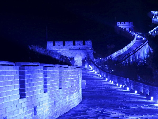 10. Великая Китайская стена подсвечена голубым цветом в честь 70-ой годовщины ООН. Пекин, Китай, 24 октября, 2015 г.