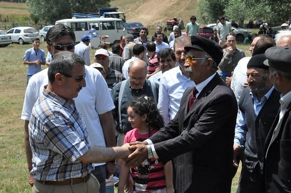 10. Türkler çok misafirperver insanlardır. Size tamamen yabancı birinin gelip konuşmaya başlaması, hatta çaya davet etmesi sıra dışı bir durum değildir.