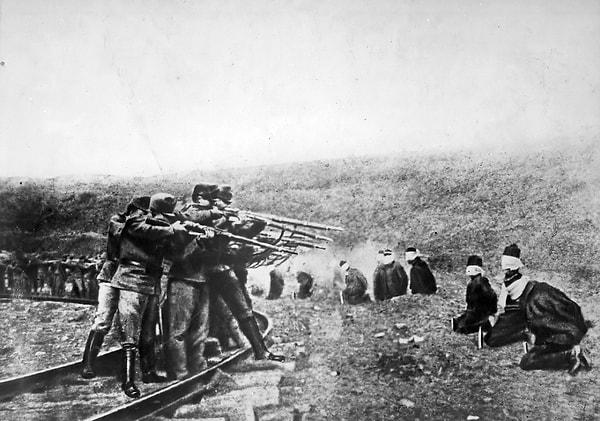 16. 1921 yılının ilk günü İzmir’in Balçova semtinin İnciraltı sahilindeki İşgal Kuvvetleri Komutanlığı Karargahında kurşuna dizilirler.