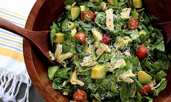 6. Ispanağı salata olarak yemeğe alışık değiliz, aslında çok güzel oluyor!