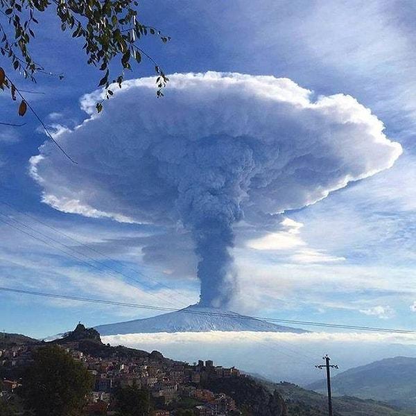 3. Patlamaların ardından oluşan kül bulutları kilometrelerce yüksekliğe ulaştı.