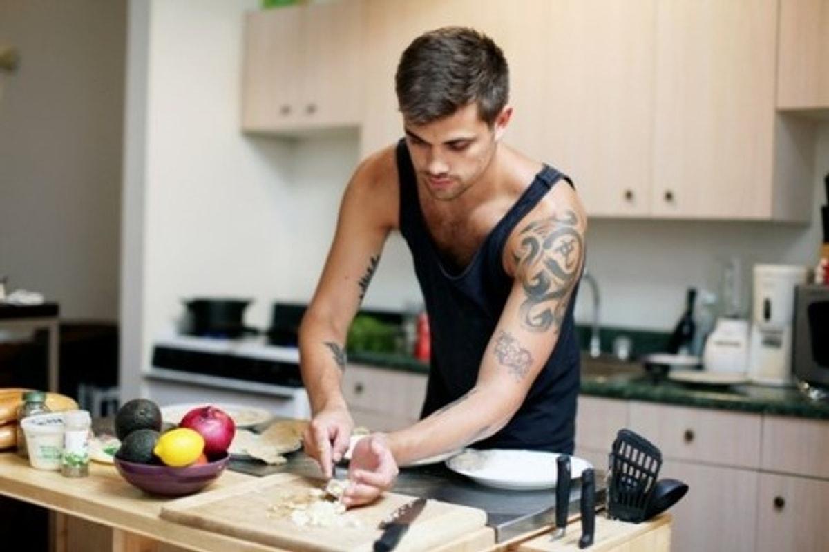 мужчина на кухне фото