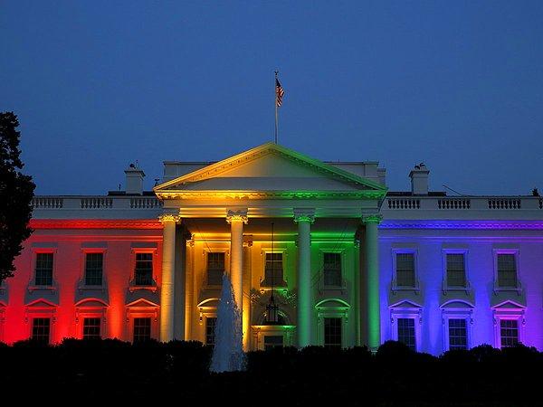 3. Yüce Mahkeme, eşcinsel evliliklerin yasak hak olduğu kararını verdikten sonra Beyaz Saray'ın üzerine yansıtılan gökkuşağı renkleri, 26 Haziran 2015.