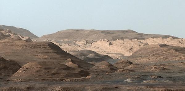 9. Curiosity isimli uzay aracının görüntülediği Sharp Dağı.