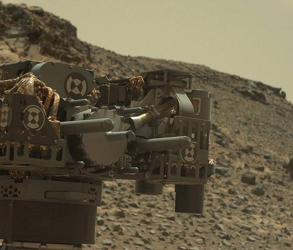 10. Ve kendini fotoğraflayan Curiosity. Bir bakıma ilk Mars selfie'si.