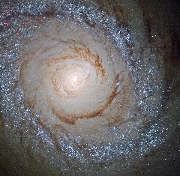 17. Dünya'dan 156 milyon ışık yılı uzaklıktaki Messier 94 galasisinin Hubble Teleskopuyla yakalanmış bir görüntüsü.
