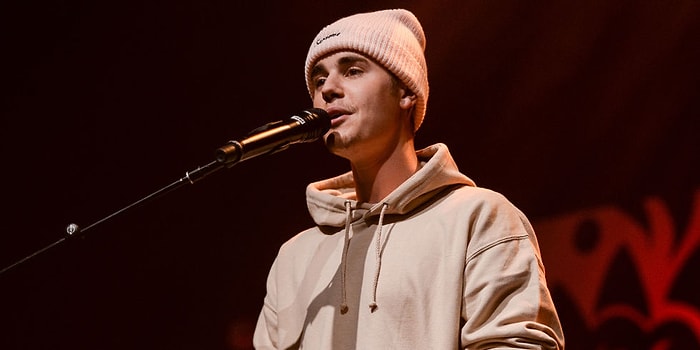 Justin Bieber Serenat Yaparak Hayranının Doğum Gününü Kutladı