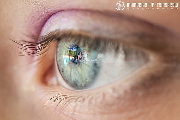 В 2011 году он попытался поиграть с отражениями и «поймал» свой первый снимок в отражении глаз молодой девушки, смотрящей на подготовку невесты к свадьбе.