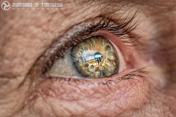 Отец смотрит на то, как его жена и дочь общаются перед церемонией