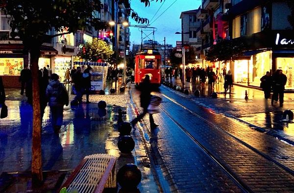 16. Kadıköy, insana büyük şehirde yaşadığını unutturacak kadar sakin, en büyük şehirlerde bile bulamayacağınız şeyleri sunabilecek kadar büyüktür.