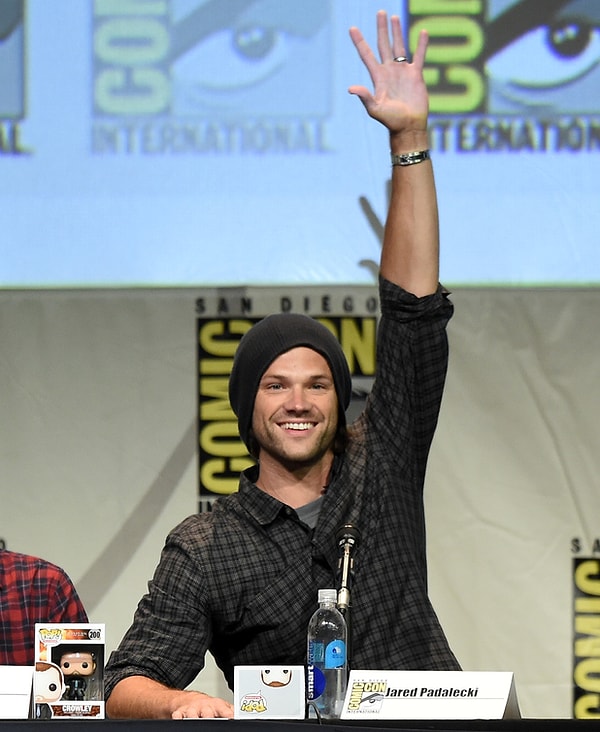 10. Джаред Падалеки рассказал “Variety” о своей депрессии и о благотворительной кампанией под его началом по продаже футболок с девизом «Всегда продолжайте бороться»/