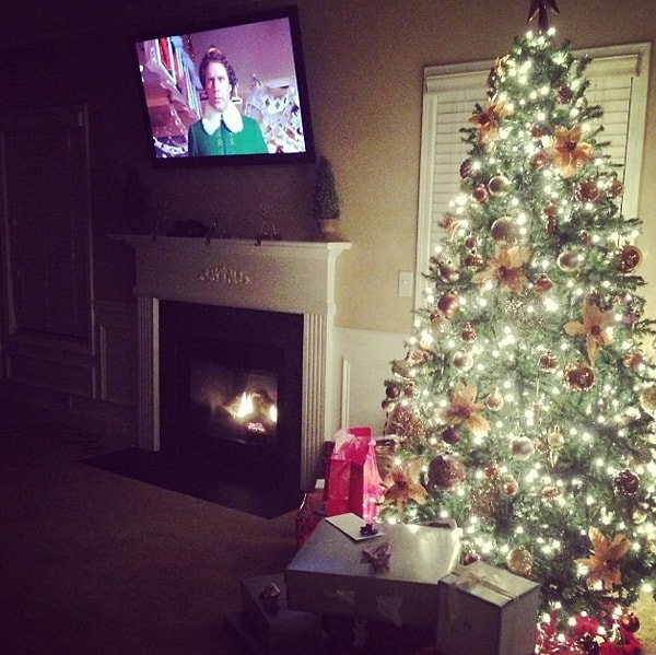 Ты можешь просто лежать дома перед камином, потягивая горячий шоколад и наслаждаясь просмотром «Эльфа»…