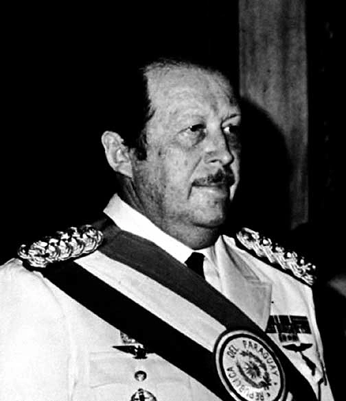 1951'de silahlı kuvvetlerin komutanı olur. Tarihler 4 Mayıs 1954'ü gösterdiğinde ise Başkan Federico Chavez'i devirir .