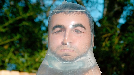 2015'in En Absürt Akımı 'Condom Challenge'ı Bir de Ağır Çekim Görüntülerle İzleyin!