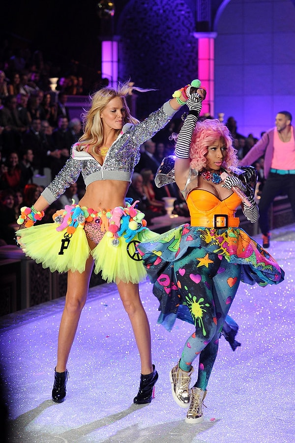 Выступление Ники Минаж на показе в 2011.