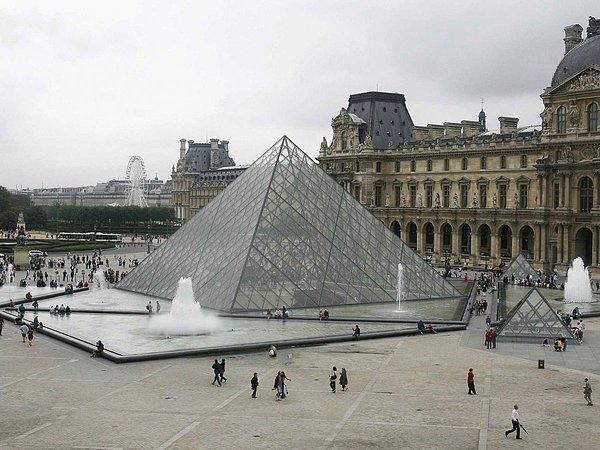 13. "Fransa'nın Louvre Müzesi."