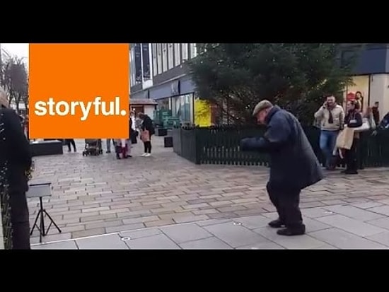 Saksafon Eşliğinde Sokakta Dans Eden Tontiş Amca Sevimliliği Diye Bir Şey Var!