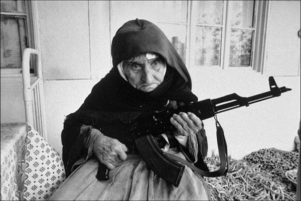 10. 106 yaşındaki Ermeni kadın evini koruyor, 1990.