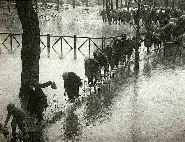 17. A flood disaster in Paris, 1924