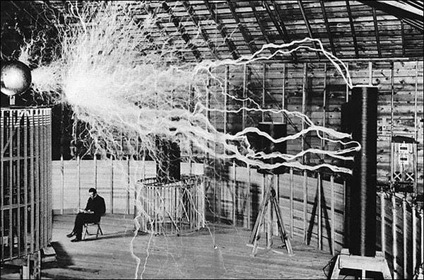 9. Nikola Tesla, laboratuvarında.