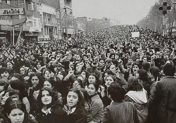 5. İran'da zorla başörtüsü takmaya karşı protesto yürüyüşüne çıkmış kadınlar, 1979.