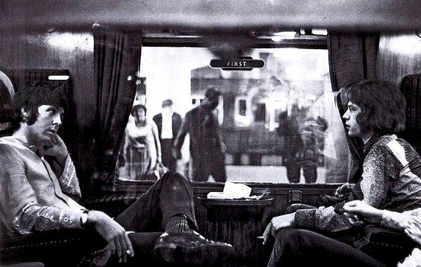 22. Paul McCartney ve Mick Jagger aynı trende, 1967.