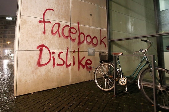 Facebook'un Binasına Taş, Sopa ve Gaz Bombasıyla Saldırı