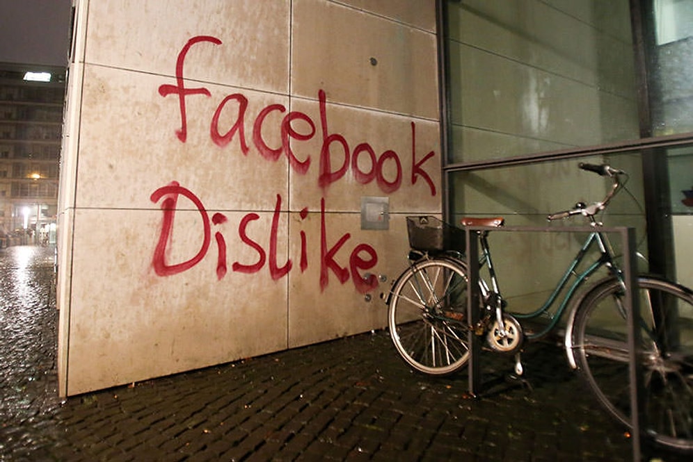 Facebook'un Binasına Taş, Sopa ve Gaz Bombasıyla Saldırı