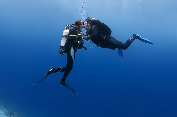 Пара дайверов в Индийском океане на Мальдивах 26 сентября.