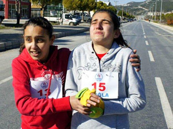 2. 11 yaşındaki minik sporcunun Muğla'daki kros seçmelerinde startta düşen arkadaşını, yarışı bırakarak ambulansın bulunduğu noktaya kadar taşıması
