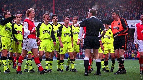 12. 1999 yılında Arsene Wenger'in haksız bir golle kazandıklarnı düşündüğü İngiltere Kupası maçını tekrar ettirmesi