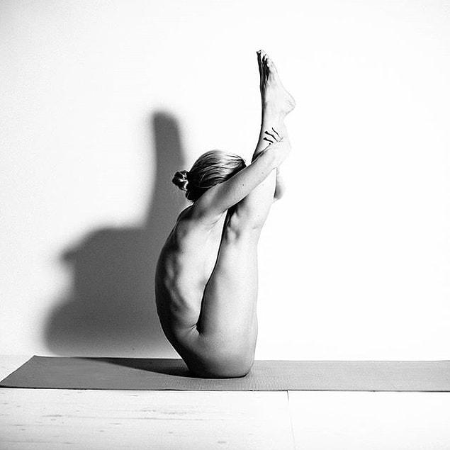 Голая йога - популярное занятие, в Нью-Йорке. http://onedio.ru/haber/v-nyu-...