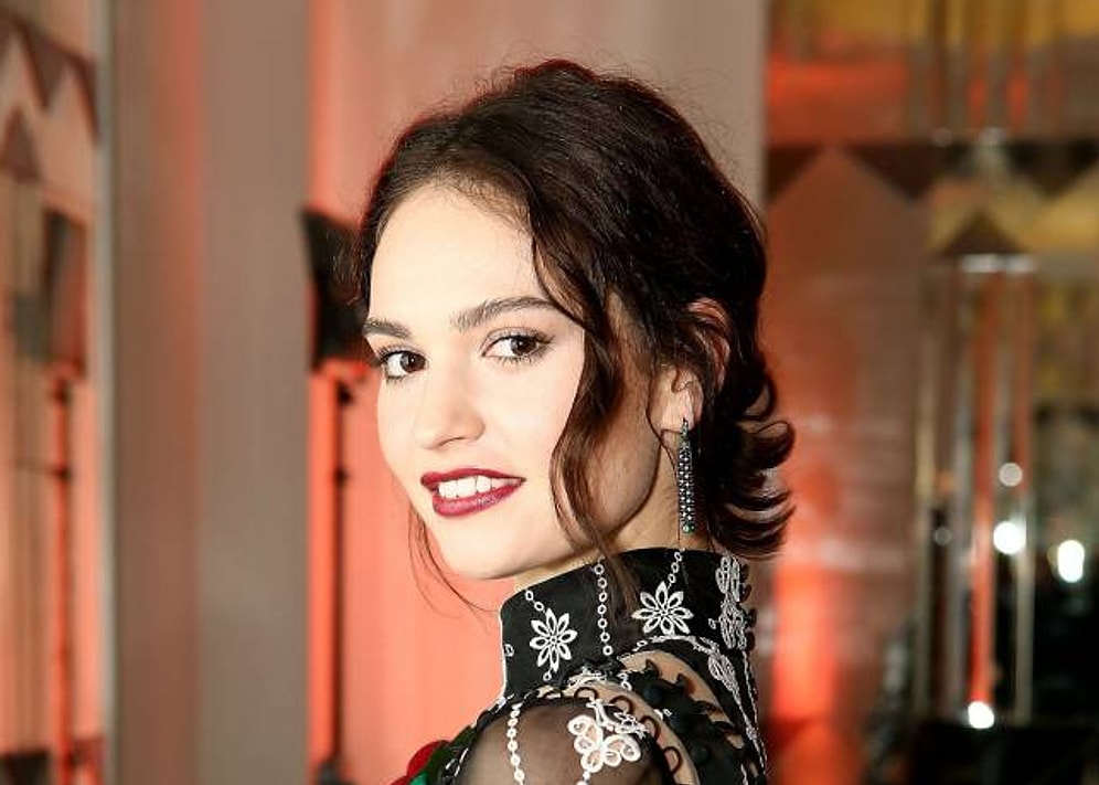 Lily James'den Makyaj Dersi: Kırmızı Ruj Nasıl Kullanılır?