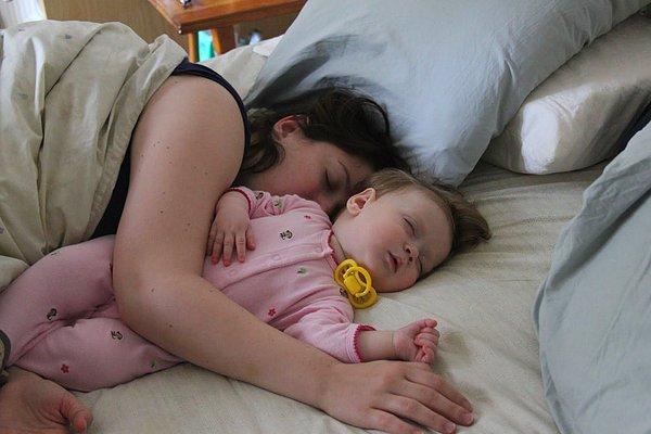 7. Bebeğinizle uyuyup uyuyamayacağınıza onlar karar vermek isteyecek: Yatak sizin, bebek sizin, gece sizin, uyku sizin.