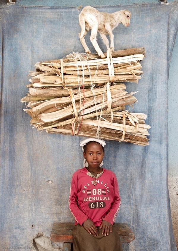 Иногда видно, как прогибаются их спины от тяжести, но всегда прямая шея и целеустремлнный взгляд. Вот кто-то несет товар на рынок, а кто-то возвращается домой с необходимыми запасами.
