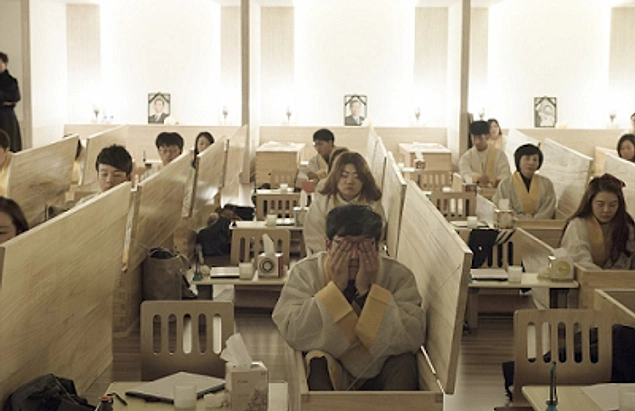 В Южной Кореи людям помогают бороться со стрессом, устраивая им похороны