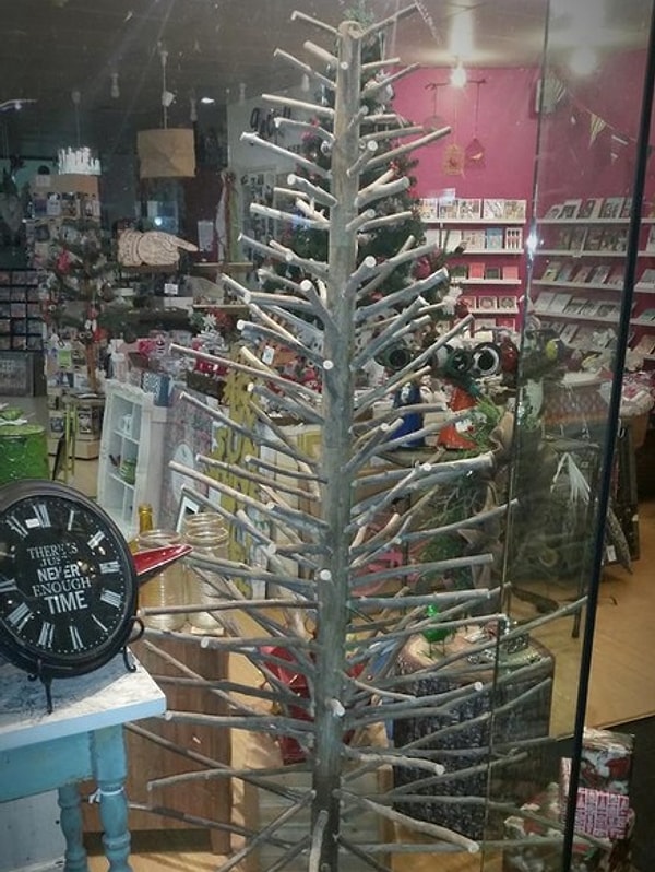 16. Елочка, горестно утратившая все свои иголки.