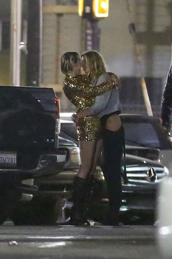 11. Bir diğer çılgın Miley Cyrus'ın, Stella Maxwell ile otoparktaki yakınlaşması da herkesi şaşırtmıştı.