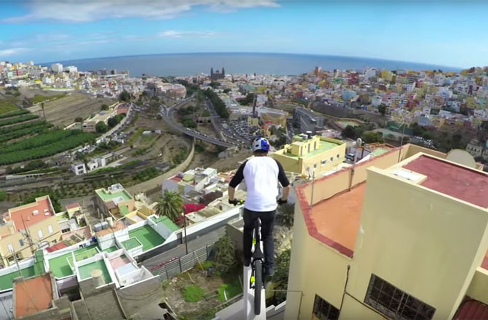 BMX райдер проделывает сумасшедшие трюки на крышах