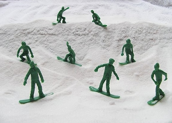 11. Армия маленьких зеленых сноубордистов.