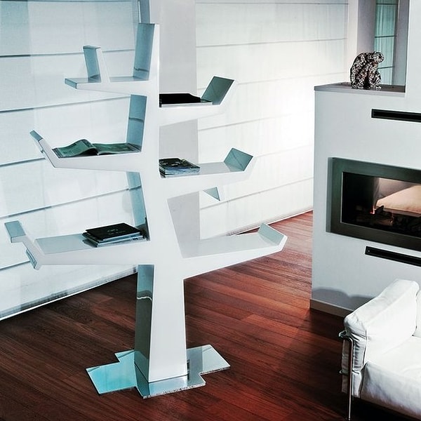 14. Книжная этажерка-дерево в минималистическом стиле.